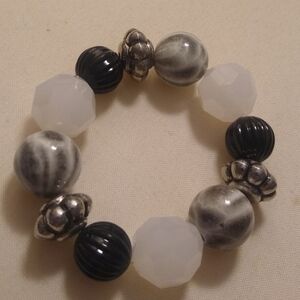 Vintage 7” Bracelet Stretchy Acrylic Beads Silver Toned Black Gray White